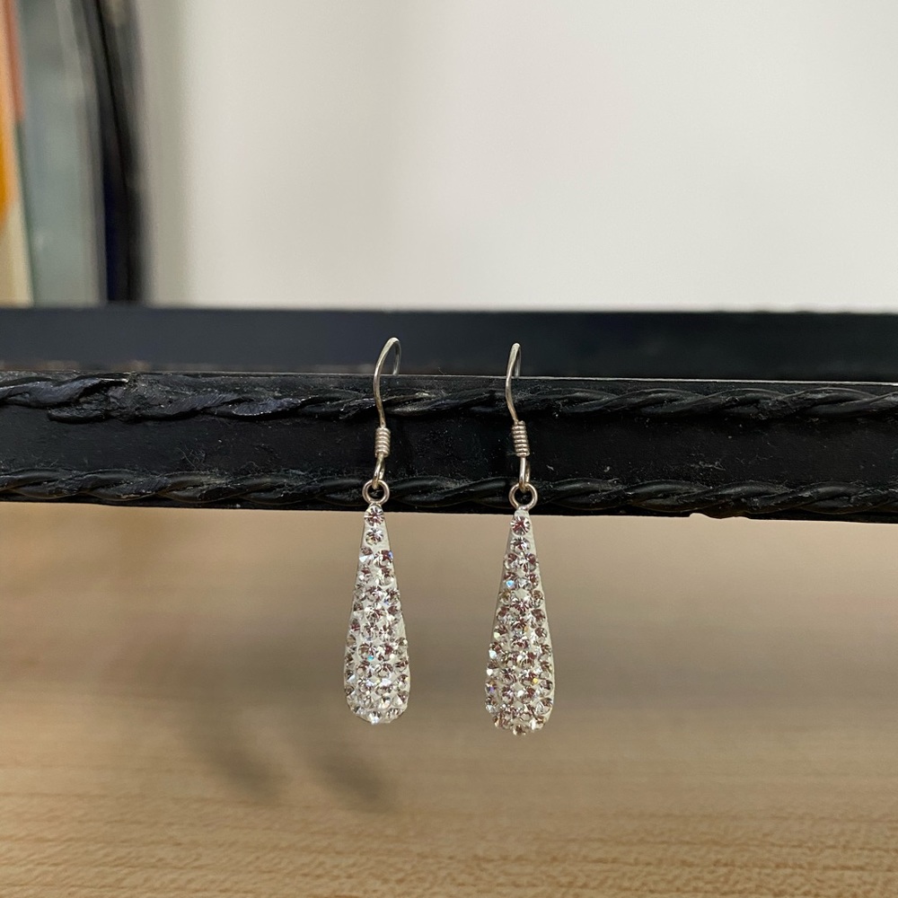 ⭐️ Silver Diamond-Like Sliver Earrings